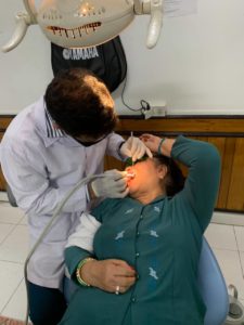 YS. Kiều Âu thực hiện kỹ thuật chăm sóc răng cho bệnh nhân