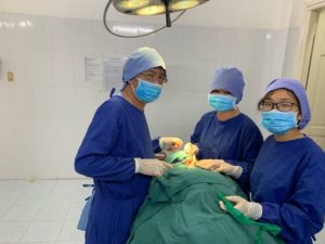 BS. Thanh Phy và cộng sự phẫu thuật u giáp